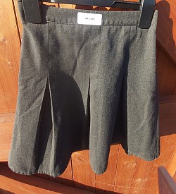 Item Name: G4-5 005 Description: Grey George Skirt Condition: Good Size: Aged 6-7 Price: £1.50
