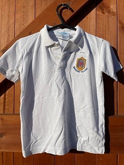 Item Name: B4-5 012 Description: White School Logo T-Shirt Condition: Good Size: 26 Price: £1.50