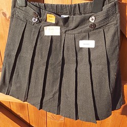 Item Name: G5-6 021 Description: Grey Skirt Condition: Good Size: Aged 6 Price: 50p